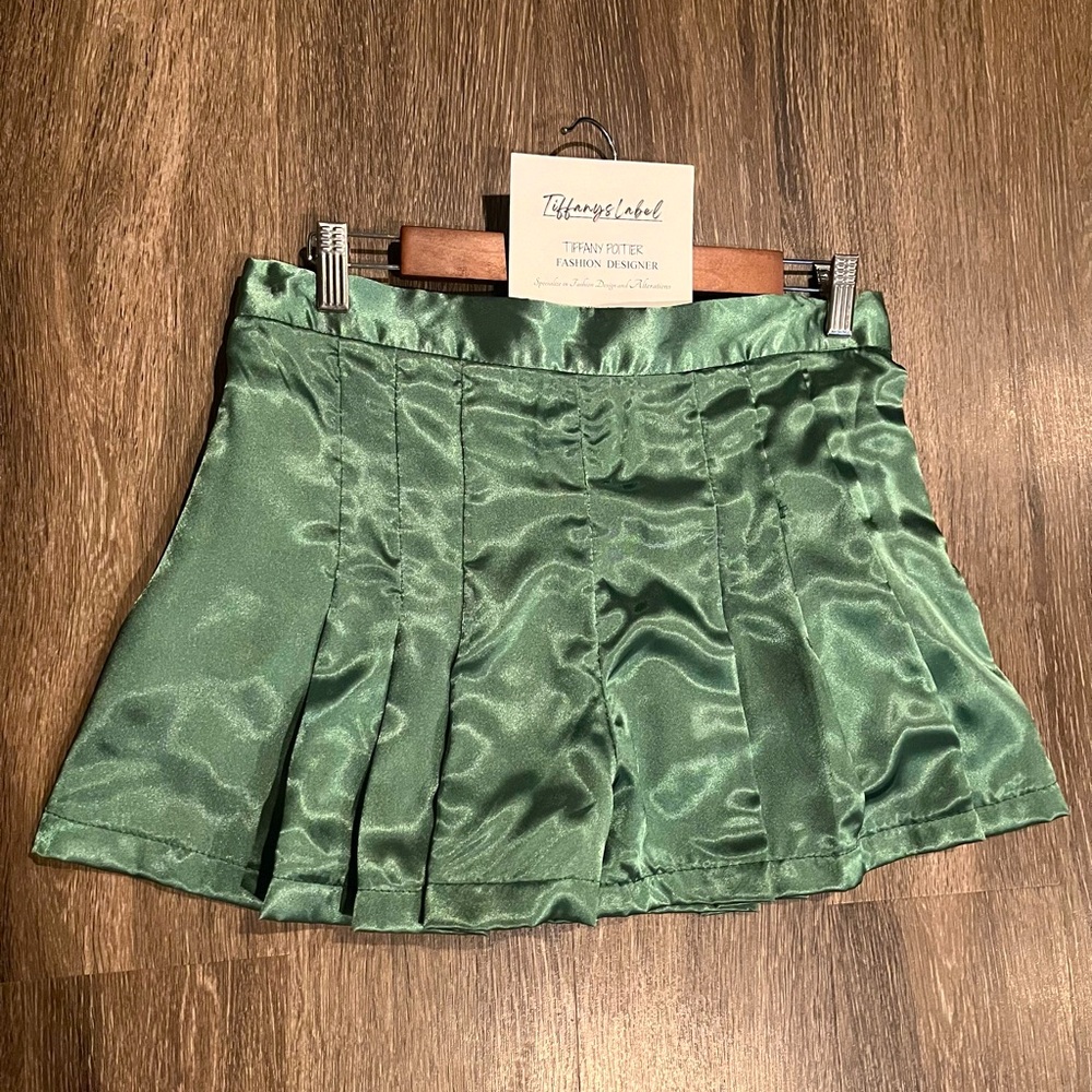 TIFFANYSLABEL SATIN FLARE GREEN MIDI SHORTS W/PLEATS, POCKETS & ZIPPER SIZE MED.